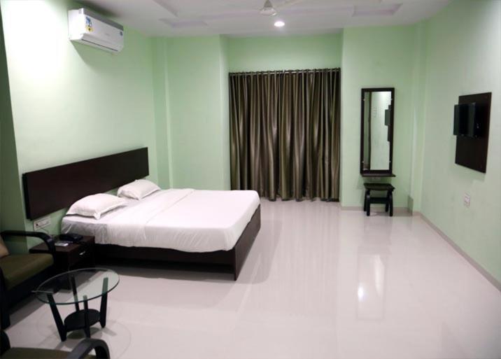 Hotel Varenya Inn Yavatmal Exterior foto